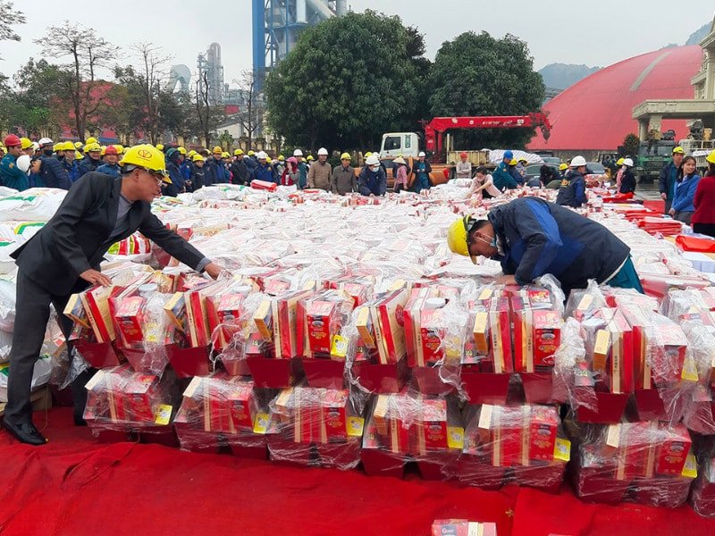 Tặng quà tết cho công nhân